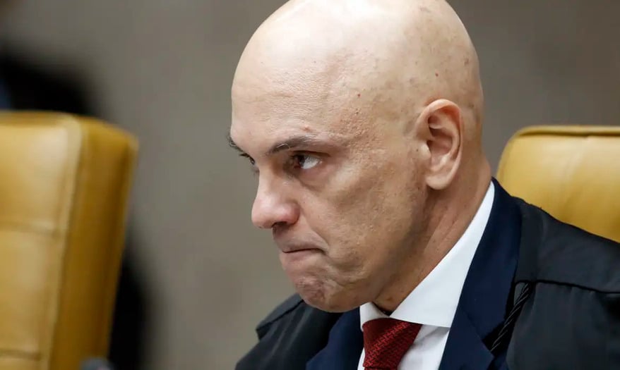 Bolsonaro e o filho Eduardo estão atuando contra o Brasil, diz Alexandre de Moraes.