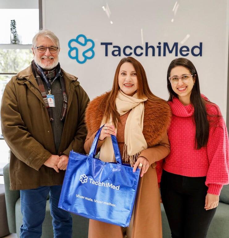 Tacchimed entrega iPhone 16 para Vencedora de frase premiada no Dia dos Pais.