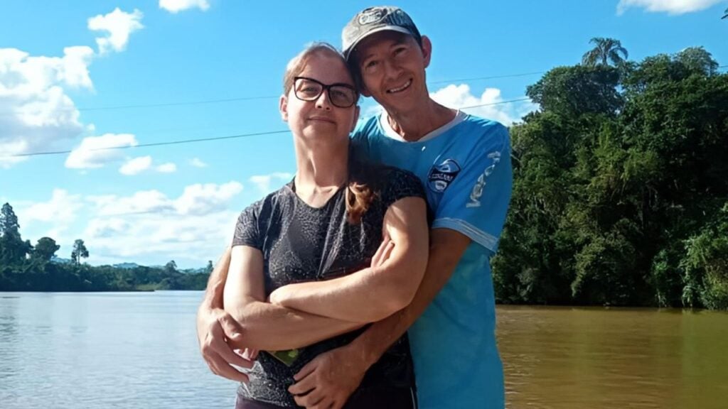 Casal cai com o carro no Rio Taquari em Lajeado.