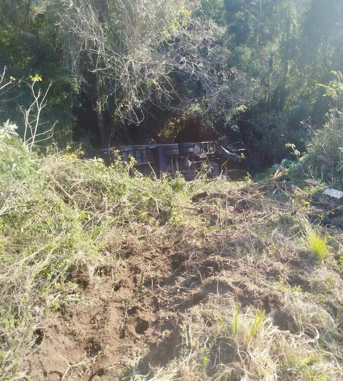Acidente entre carro e caminhão na BR-470, em Bento Gonçalves.