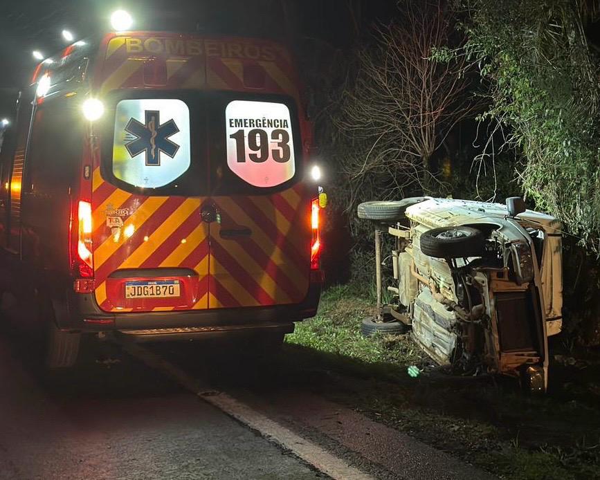 Fiorino capota na ERS-122 em Antônio Prado.