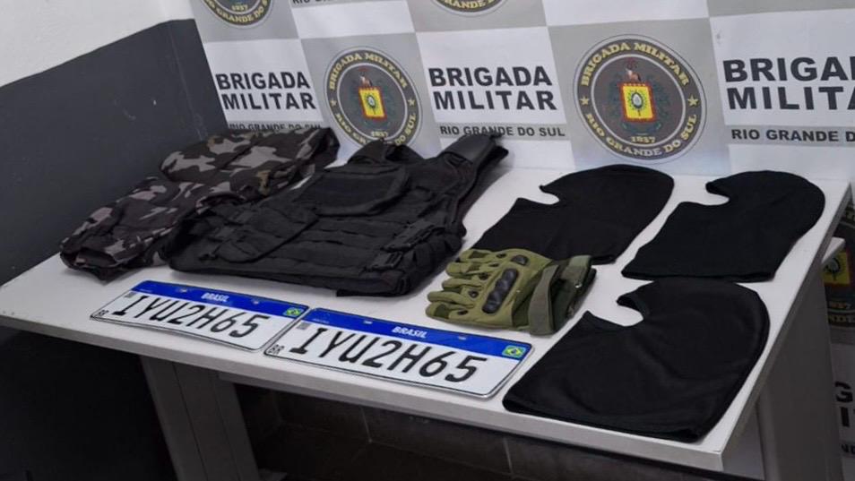 Homem abandona carro clonado e foge da BM em Caxias do Sul.