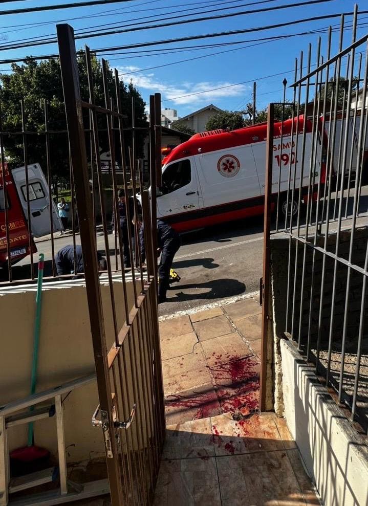 Homem cai da escada e fica preso no portão de casa em Bento Gonçalves.