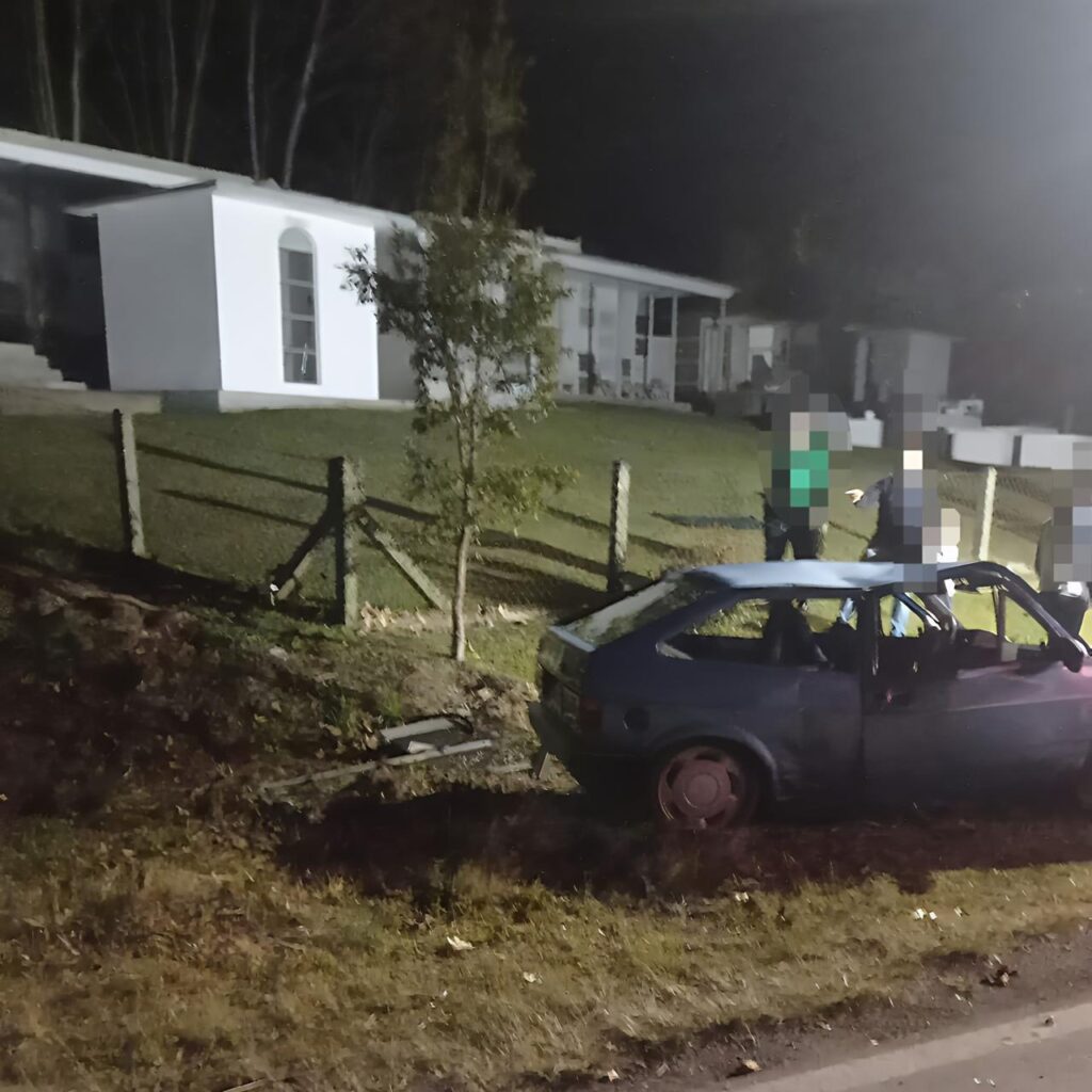 Homem capota carro ao lado do cemitério no Vale dos Vinhedos.