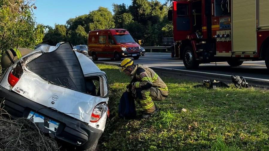 Homem capota o carro e é encaminhado em estado grave ao Hospital Tacchini.