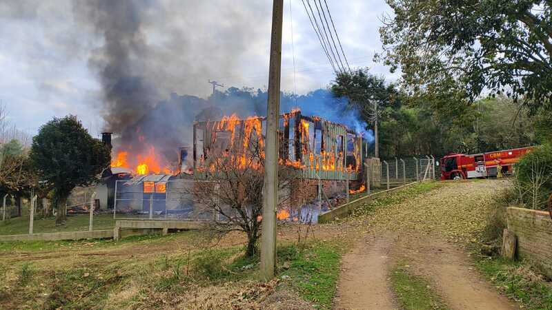 Incêndio destrói residência no interior de Bento e moradora suspeita de ação criminosa.