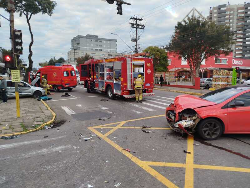 Mais um acidente na esquina da Olavo Bilac com 13 de Maio, em Bento Gonçalves.