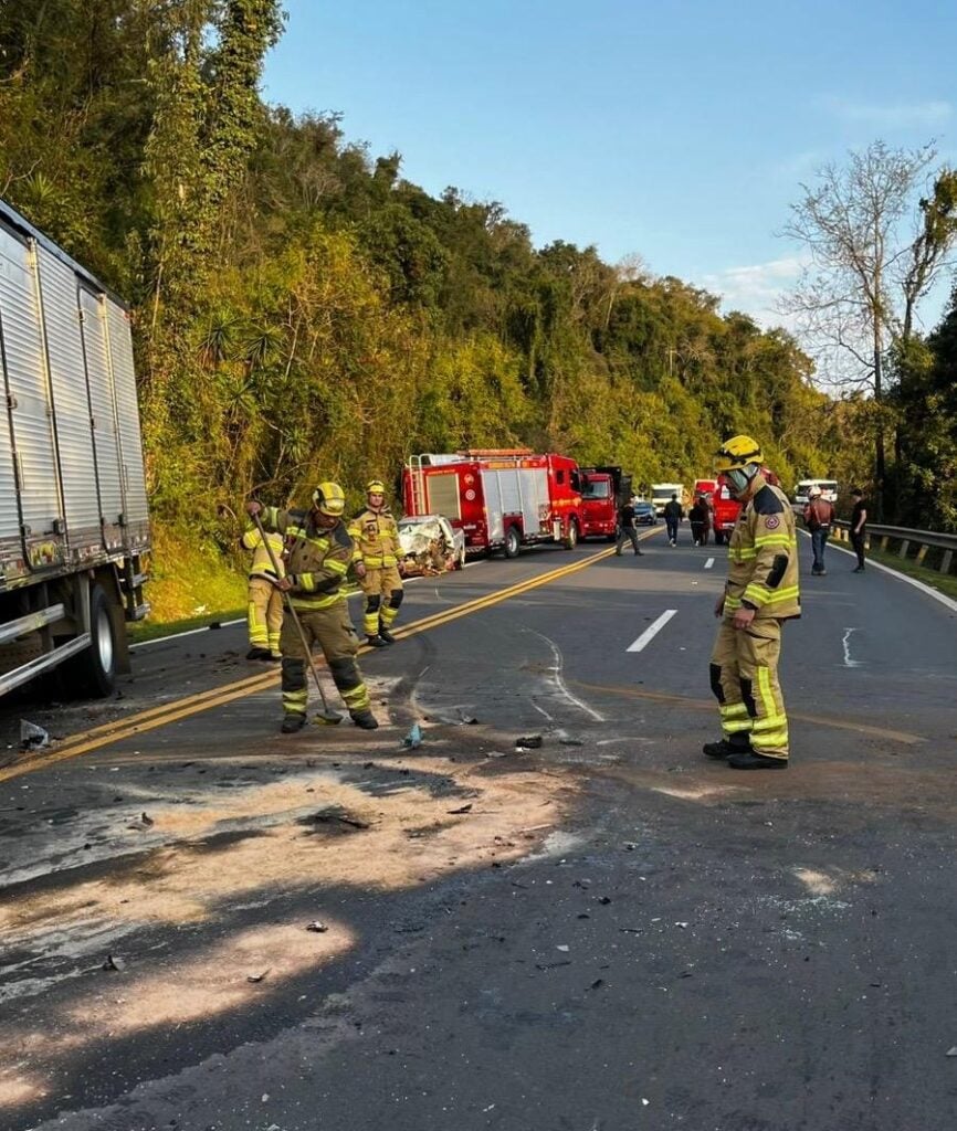 Motorista fica preso às ferragens após colisão na BR-470 em Bento Gonçalves.