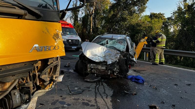 Motorista fica preso nas ferragens após colisão na BR-470 em Bento Gonçalves.
