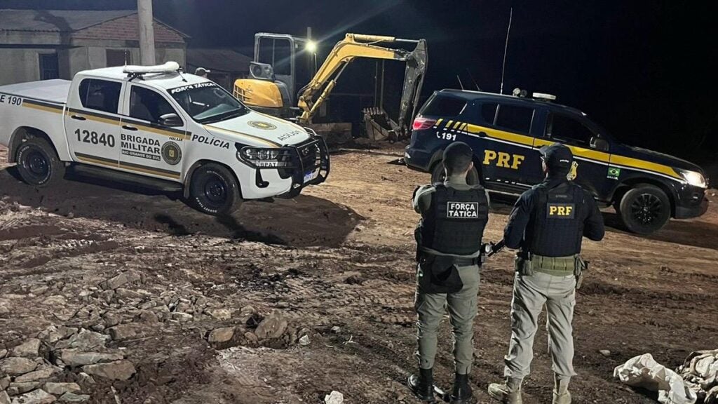 PRF e BM recuperam em Bento escavadeira furtada em Farroupilha.
