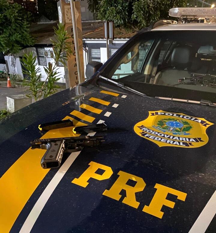 PRF prende três homens com moto adulterada, simulacro de arma e droga em Garibaldi.