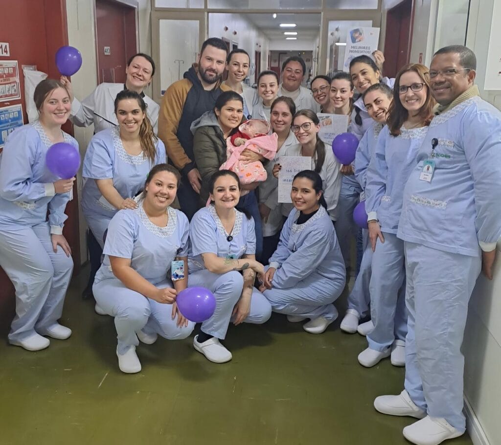 Pequena Helena nasceu com 26 semanas e recebeu alta após 166 dias internada no Hospital Tacchini.