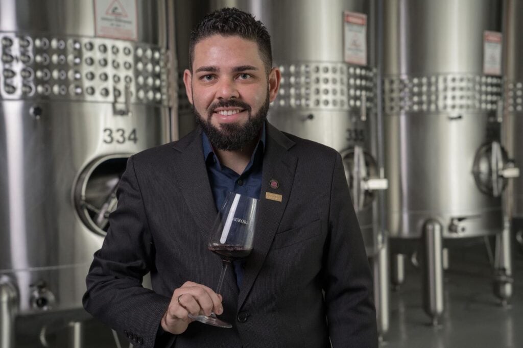 Marcelo dos Santos venceu o reality da Band Paraná e leva o título de Melhor Sommelier do Sul do Brasil.