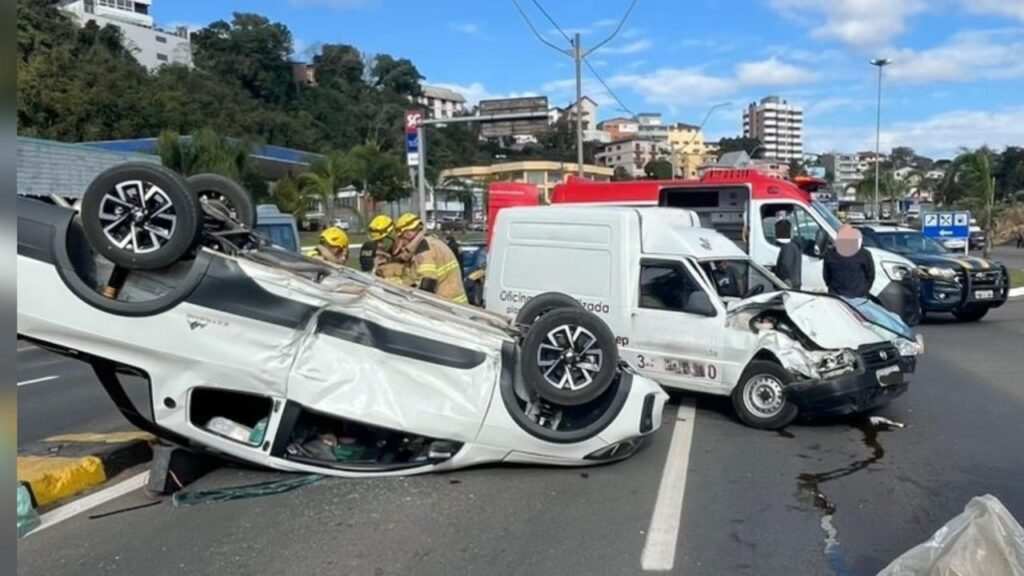 Saveiro capota em frente à Rede Pneus na BR-470 em Bento Gonçalves.