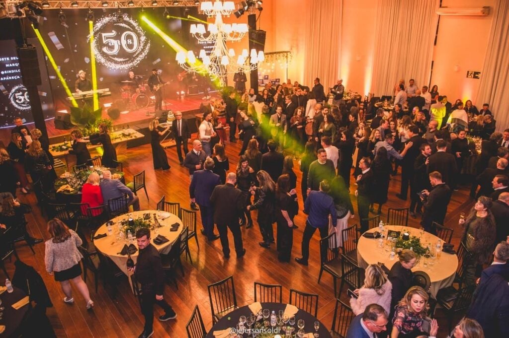 Sindilojas Bento celebra 50 anos em noite memorável de homenagens e celebração.