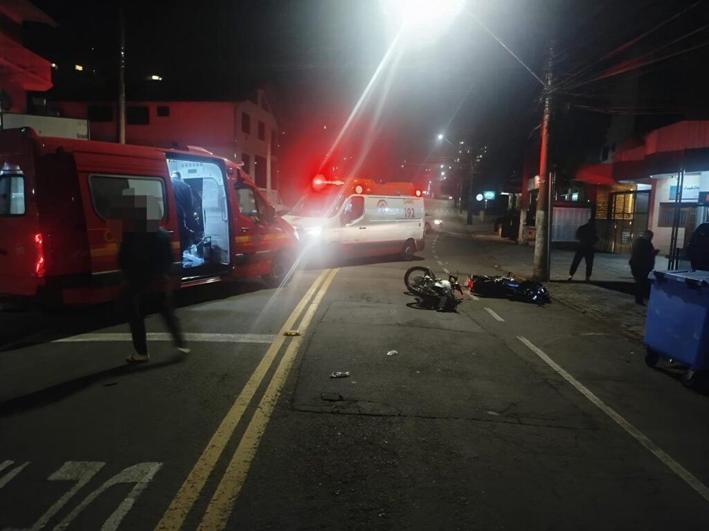 Uma moto bateu em outra moto em Bento Gonçalves. 