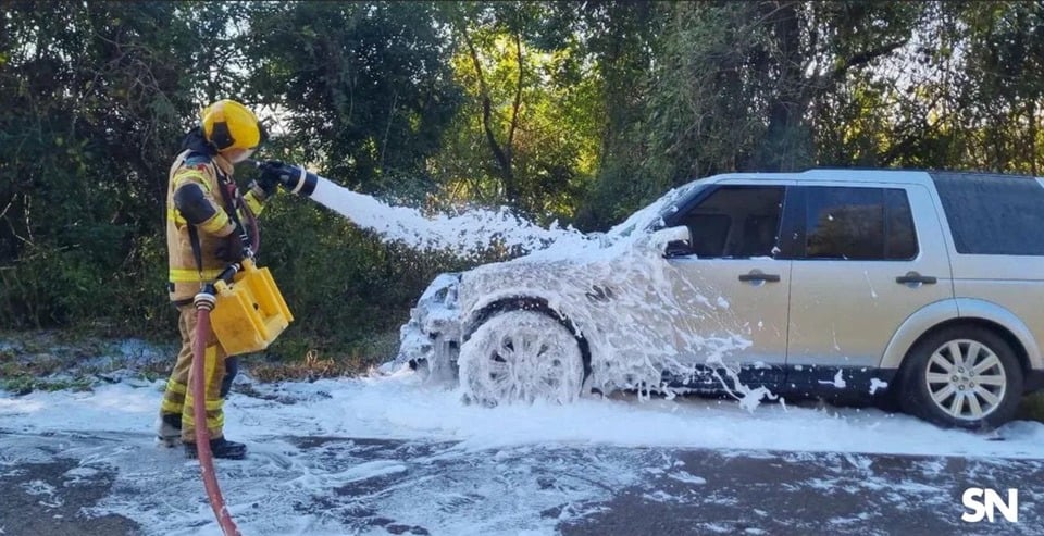 Veículo pega fogo em Faria Lemos.