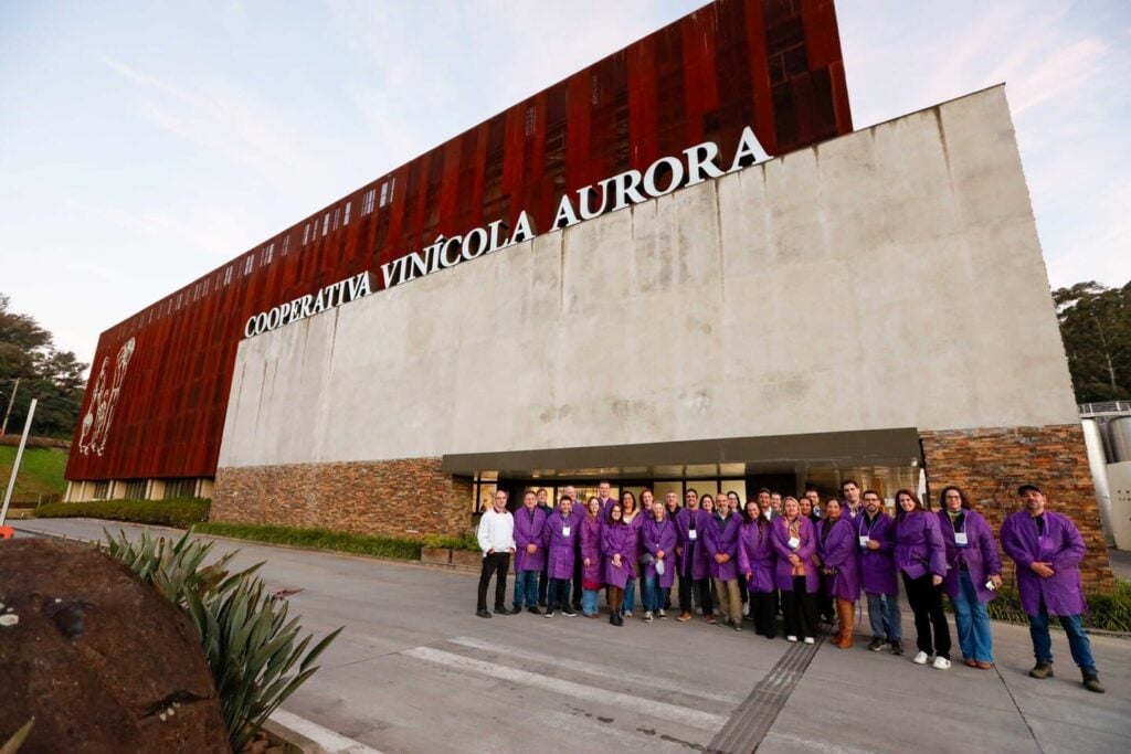 Vinícola Aurora apresenta iniciativas sustentáveis para integrantes de imersão preparatória para a COP30.