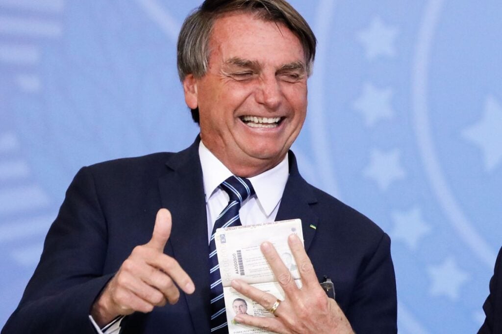 “Se o Lula me der o passaporte, eu negocio com Trump”, diz Bolsonaro.