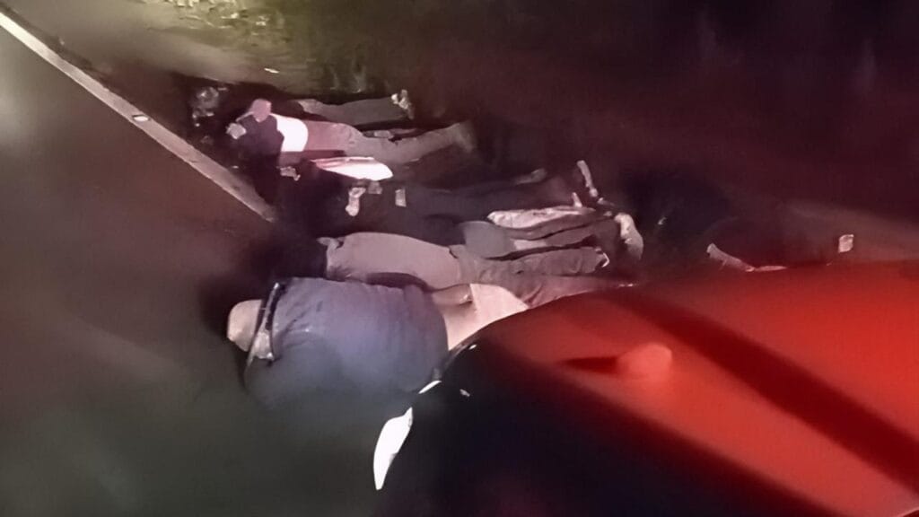 9 pessoas presas por saquear carga de caminhão acidentado no RS.