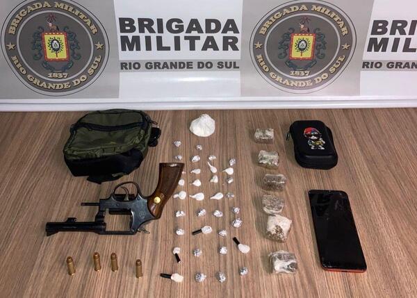 Brigada Militar prende dupla por porte ilegal de arma e tráfico de drogas em Garibaldi.