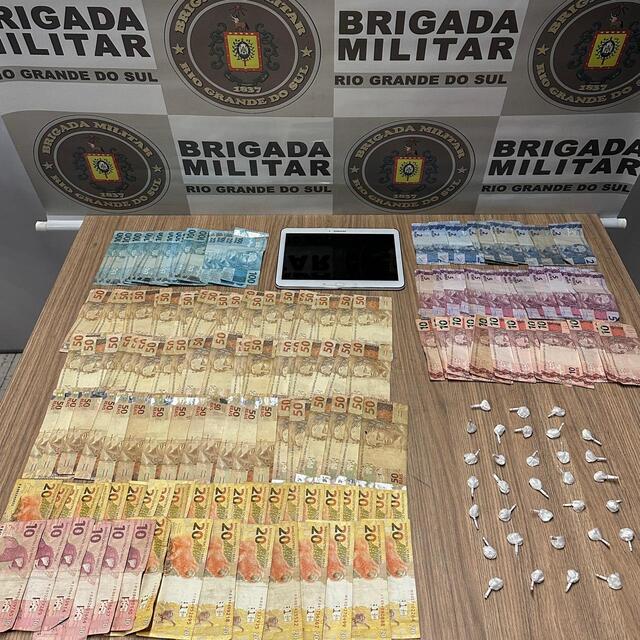 Brigada Militar prende homem de 21 anos por tráfico de drogas no bairro Juventude, em Bento Gonçalves.