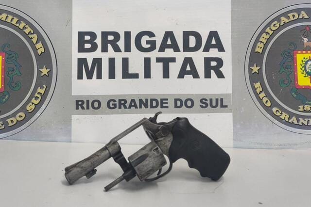 Condutor de 33 anos é detido com revólver calibre .38 durante abordagem da Brigada Militar no bairro Interlagos.