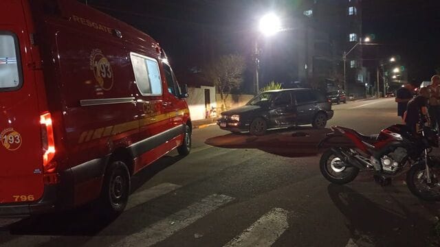 Corpo de Bombeiros Militar atende acidente entre carro e motocicleta em Bento Gonçalves.