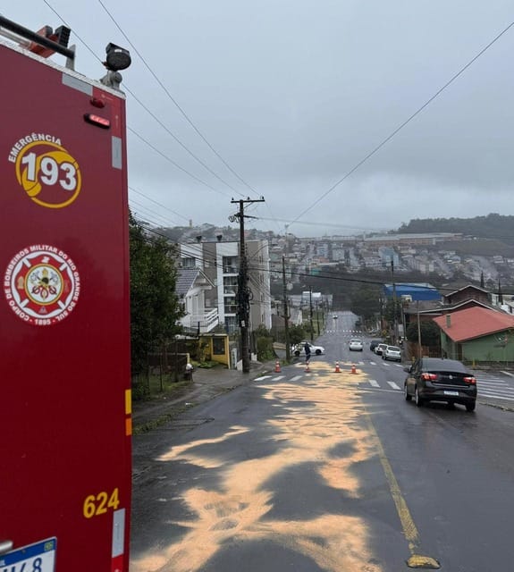 Corpo de Bombeiros de Bento Gonçalves atendem ocorrência de derramamento de óleo.