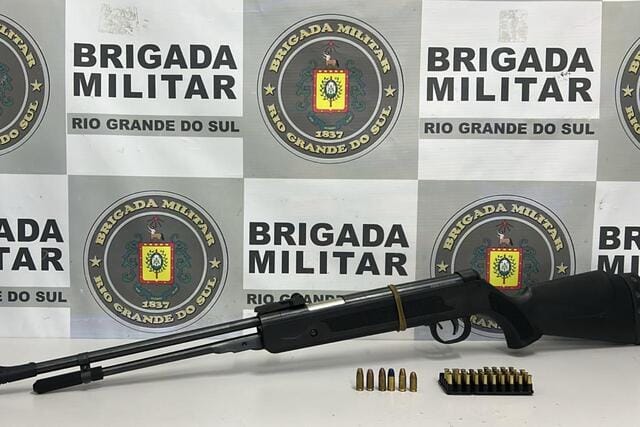 Homem de 37 anos é preso com rifle calibre .22 e munições em operação no bairro Desvio Rizzo.