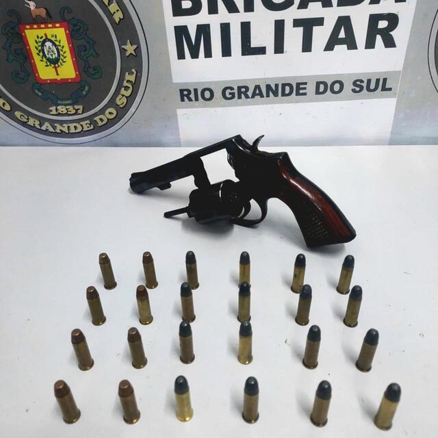 Idoso da BMW tinha um revólver calibre .38 e foi preso no bairro São Pelegrino.