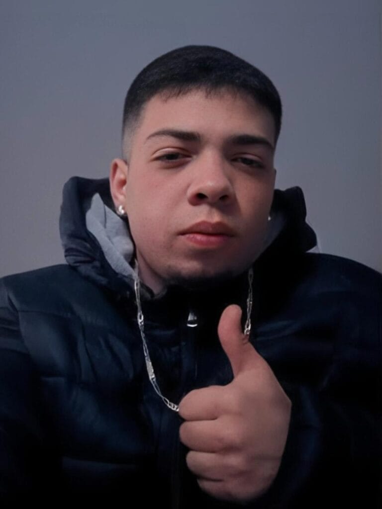 Lucas Gabriel do Nascimento Pinto, de 19 anos, foi baleado na tarde de terça-feira (12) no bairro Industrial; ele tinha passagens por homicídio, posse e porte ilegal de arma de fogo, vias de fato e ameaça.