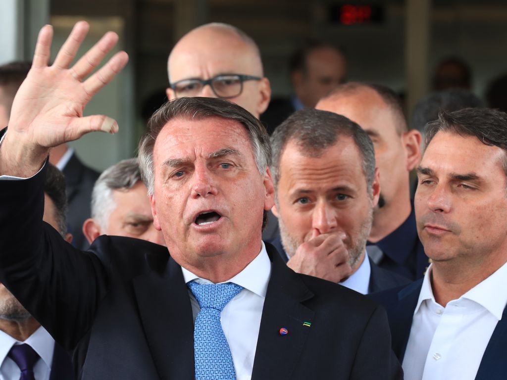 Moraes decreta prisão domiciliar de Bolsonaro por “desrespeito ao STF”.