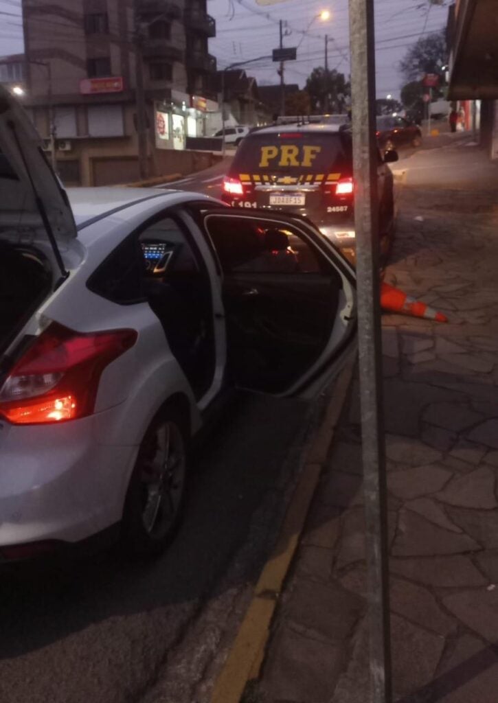 Um motorista, que estava com o IPVA do carro vencido, foi parado pela PRF na BR-116 em Caxias do Sul e acabou preso por um mandado de prisão em aberto.