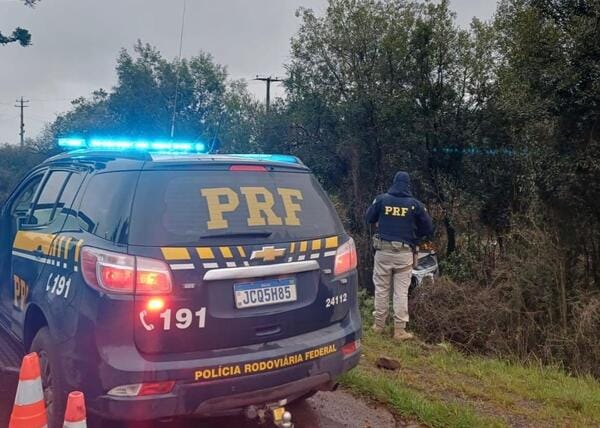 Motorista foge da PRF, capota o carro e deixa rastro misterioso pelo matagal.