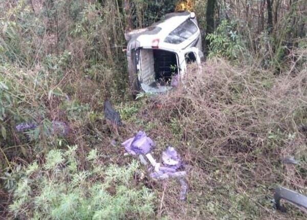 Motorista foge da PRF, capota o carro e deixa rastro misterioso pelo matagal.