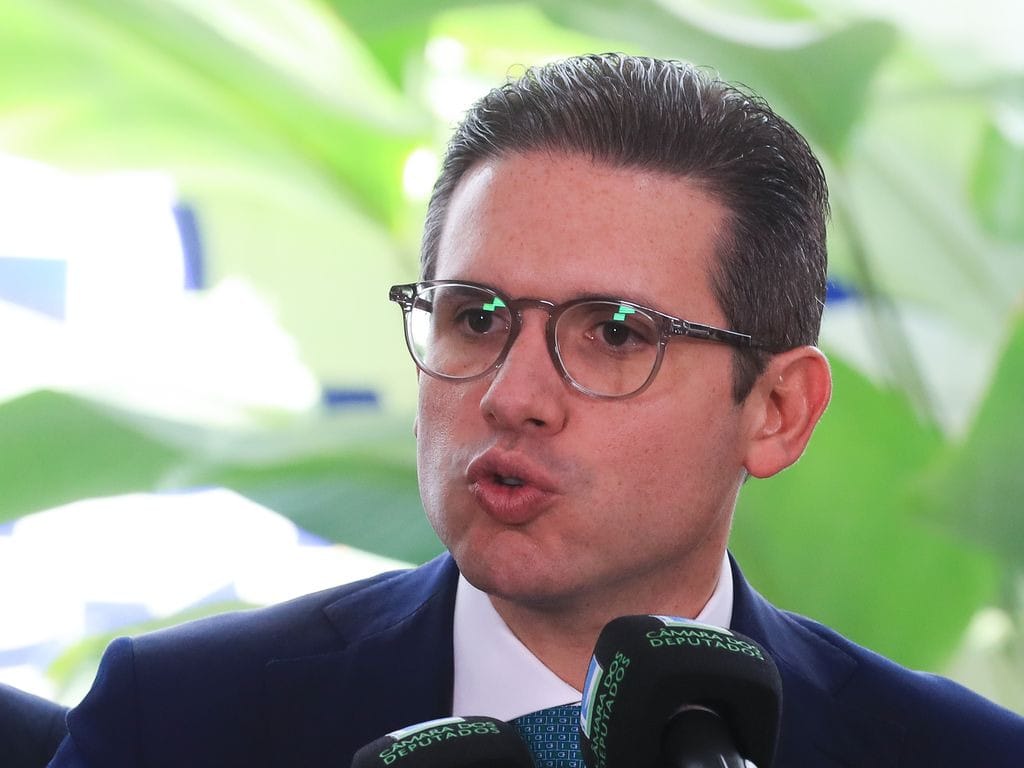Presidente da Câmara Hugo Motta envia pedido de afastamento de 15 deputados.