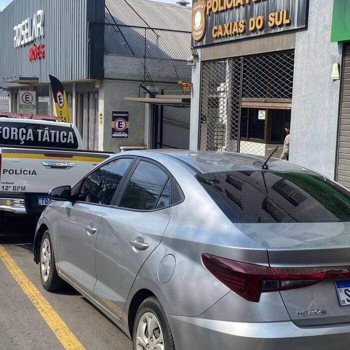 Prisões por porte ilegal de arma, receptação de veículo e estelionato em Caxias do Sul.
