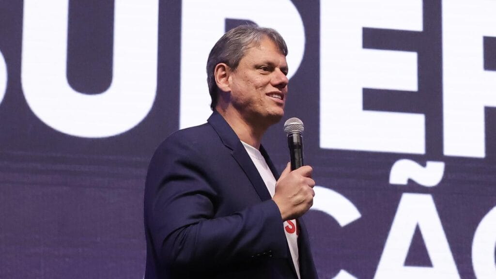 Tarcísio diz que, se fosse presidente, primeiro ato seria conceder indulto a Bolsonaro.