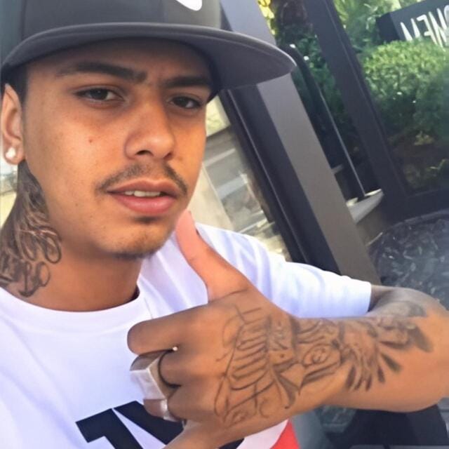 Vinícius Barbosa Cabeleira, de 21 anos, foi morto a tiros no bairro Eucaliptos nesta segunda-feira (25).