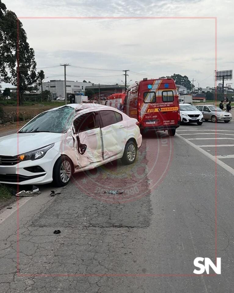 Acidente em frente ao Posto do Avião na BR-470 em Garibaldi.