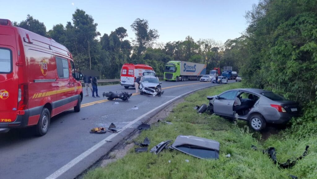 Acidente envolvendo quatro veículos na BR-470 em Bento Gonçalves.
