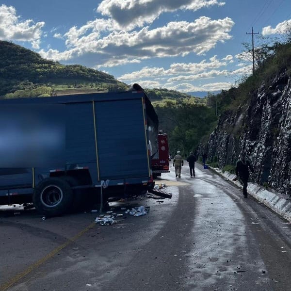 Caminhão de bebidas perde os freios na descida de Faria Lemos e colide contra paredão de pedras em Bento Gonçalves.