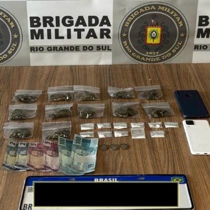 Brigada prende dupla no Borgo em Bento Gonçalves por tráfico de drogas e receptação. Saiba mais sobre a operação.