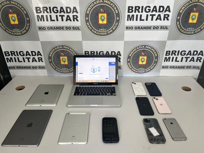 Brigada Militar prende homem de 26 anos em Caxias do Sul por receptação de iPhones, iPads e MacBook.