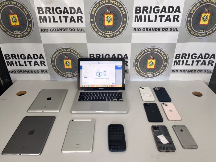 Brigada Militar prende homem de 26 anos em Caxias do Sul por receptação de iPhones, iPads e MacBook.
