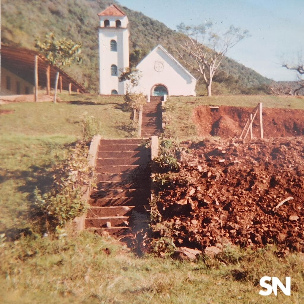 Capela de São Luiz e parte do salão da comunidade. A capela foi inaugurada em 1956 e construída pelo 1º Batalhão Ferroviário. Foto do início da década de 1990.