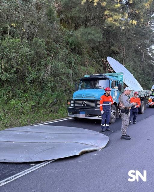 Motorista do caminhão fugiu do local após a chapa de metal cair do caminhão e atingir um Citroën C4, na RSC-453 em Garibaldi.