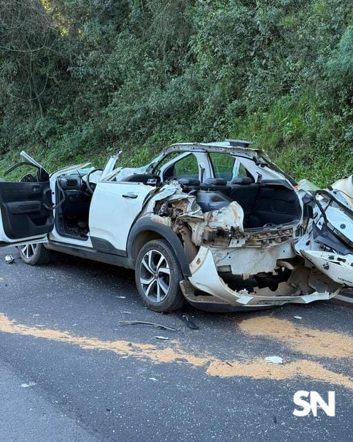 Chapa de metal cai de caminhão e deixa duas pessoas feridas na RSC-453 em Garibaldi.