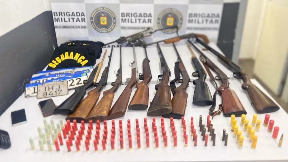 Homem de 36 anos tinha armas de fogo, munições, drones agrícolas, maquinários e ferramentas industriais em uma propriedade rural de Juá, em Caxias do Sul.